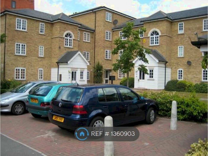 2 Bedroom Flat To Rent In Edith Cavell Way, Shooters Hill, SE18