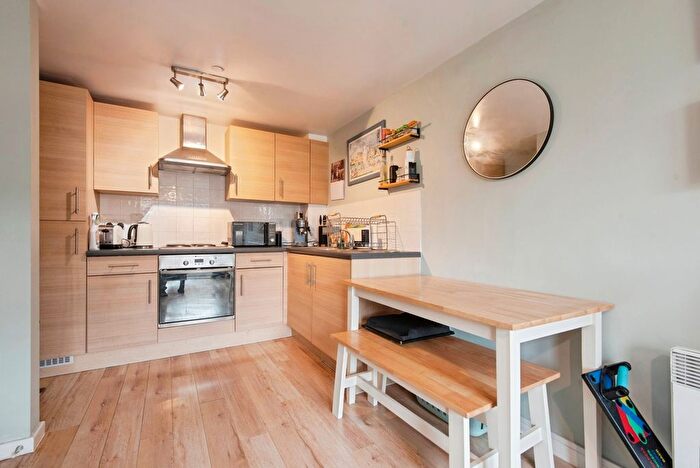 2 Bedroom Flat For Sale In Grove Road, Hitchin, Hertfordshire, SG4