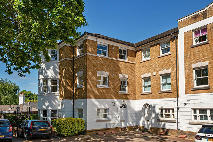 2 Bedroom Apartment For Sale In Cedars Close, Belmont Hill, London, SE13