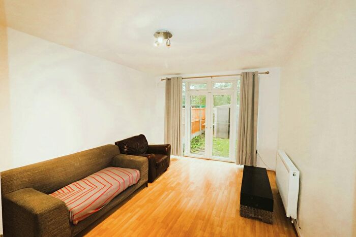 2 Bedroom Flat To Rent In Bush Close, Ilford, IG2