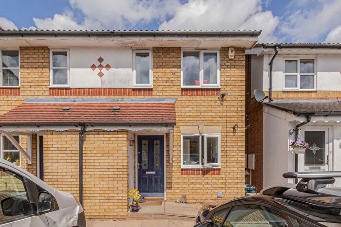 2 Bedroom Flat To Rent In Hadleigh Close, West Wimbledon, SW20