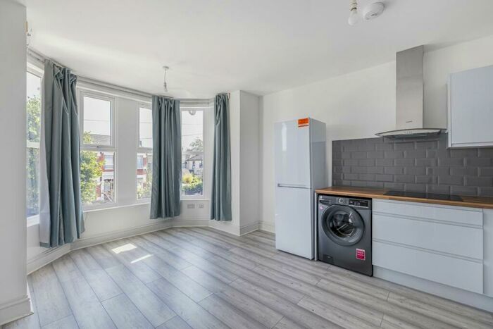 1 Bedroom Flat To Rent In Redcliffe Gardens, Ilford, IG1
