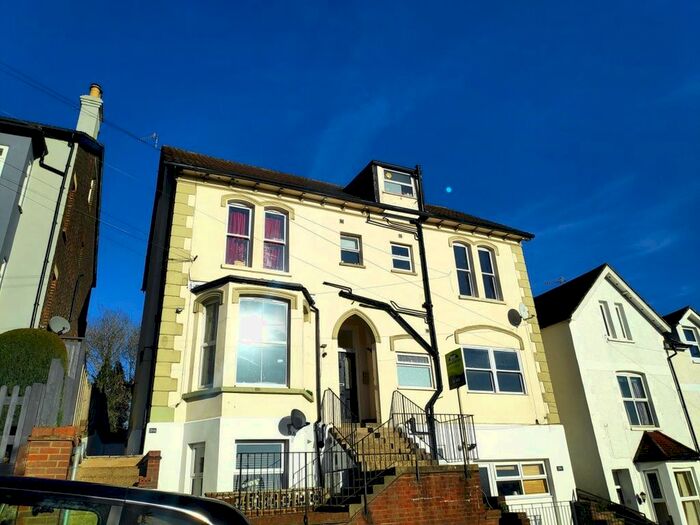 1 Bedroom Flat To Rent In Grovehill Road, Redhill RH1