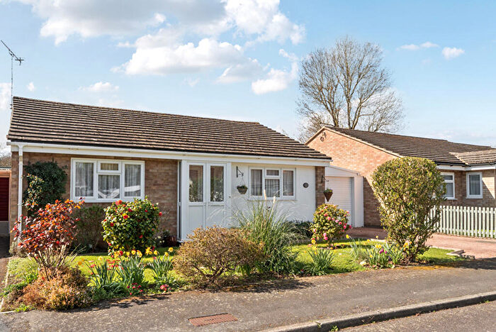 2 Bedroom Bungalow For Sale In Lyndhurst Way, Chertsey, KT16