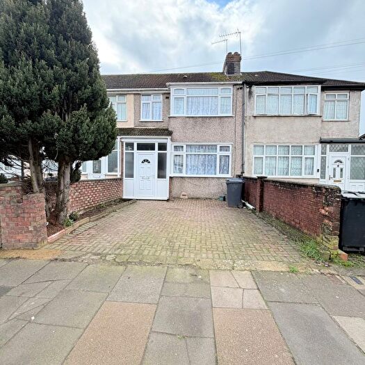 4 Bedroom Terraced House To Rent In St Josephs Drive, Southall, UB1