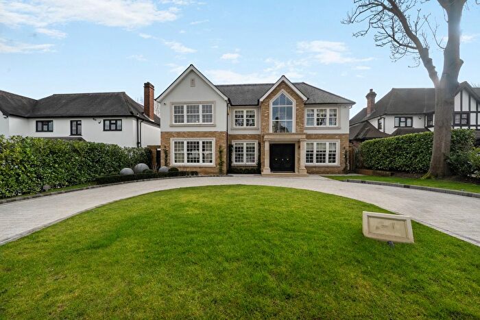 5 Bedroom Detached House For Sale In Meadow Way, Farnborough Park, BR6