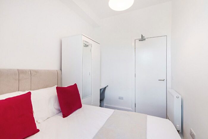 2 Bedroom Flat To Rent In Upper Grove Place, Fountainbridge, Edinburgh, EH3