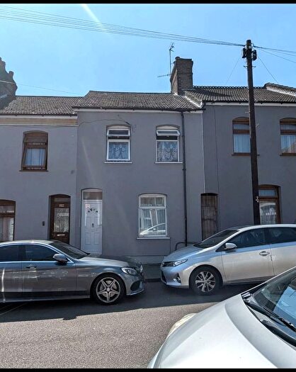 3 Bedroom Terraced House For Sale In Warwick Road West, Luton, LU4