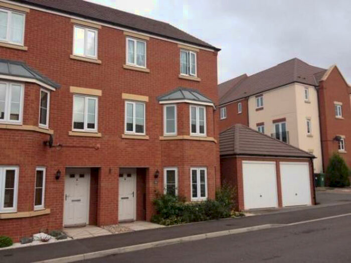 4 Bedroom Semi-Detached House To Rent In Dixon Close, Redditch, B97