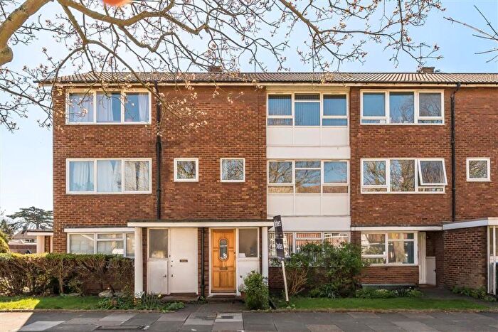2 Bedroom Maisonette For Sale In Courtlands Avenue, Lee, SE12