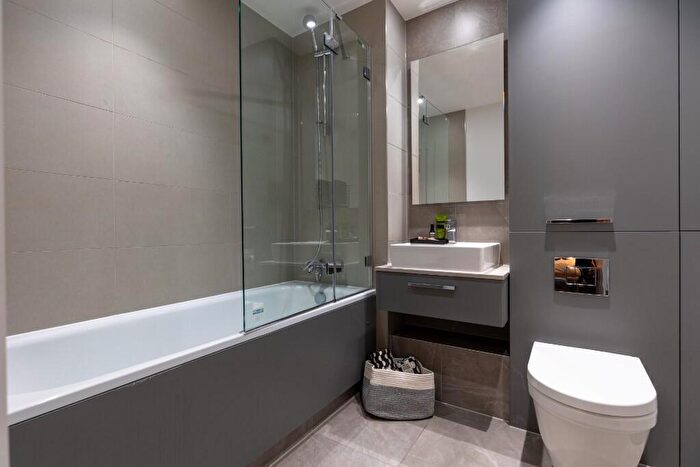 2 Bedroom Flat To Rent In Flat, Vanguard Way London, E17