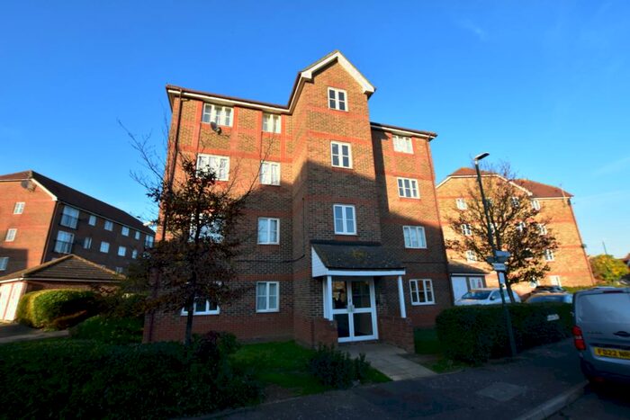 2 Bedroom Flat To Rent In Fairway Drive, Thamesmead, SE28