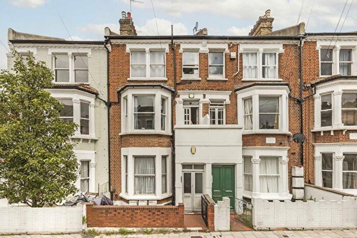 3 Bedroom Flat To Rent In Prideaux Road, Stockwell, SW9
