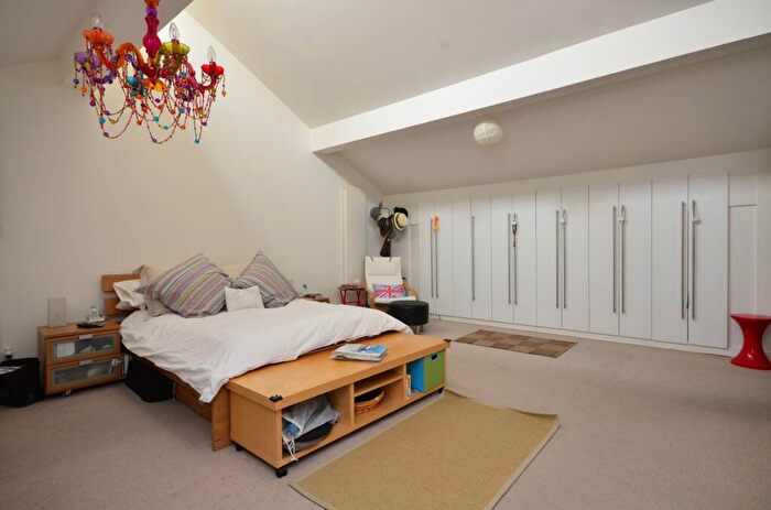 2 Bedroom Flat To Rent In Candlemakers Apartments, Battersea, London, SW11