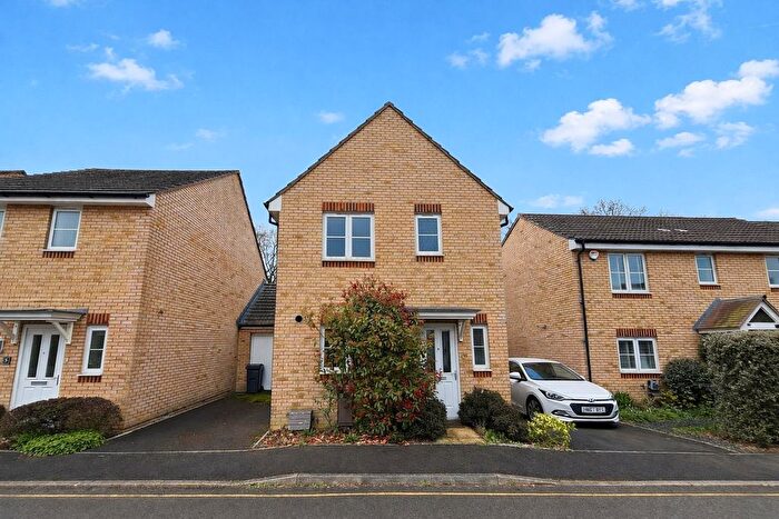 3 Bedroom Link Detached House To Rent In Pipits Close, Havant, PO9