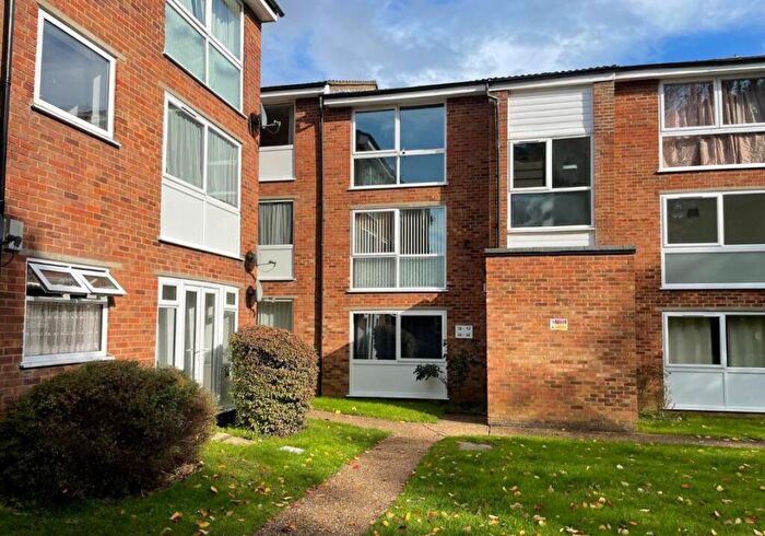 2 Bedroom Flat For Sale In Epping Green, Hemel Hempstead, HP2