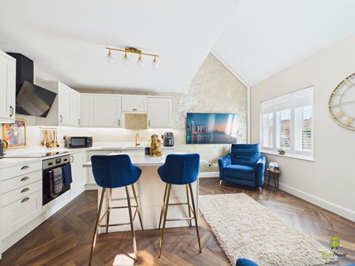 2 Bedroom Maisonette For Sale In Heatherbank Close Crayford, Crayford, Dartford, Kent, DA1