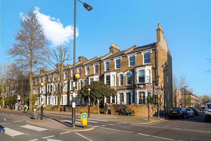 3 Bedroom Flat For Sale In Hanley Road, Finsbury Park, N4