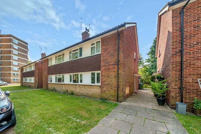 1 Bedroom Flat To Rent In Vicarage Fields, Walton-On-Thames, KT12