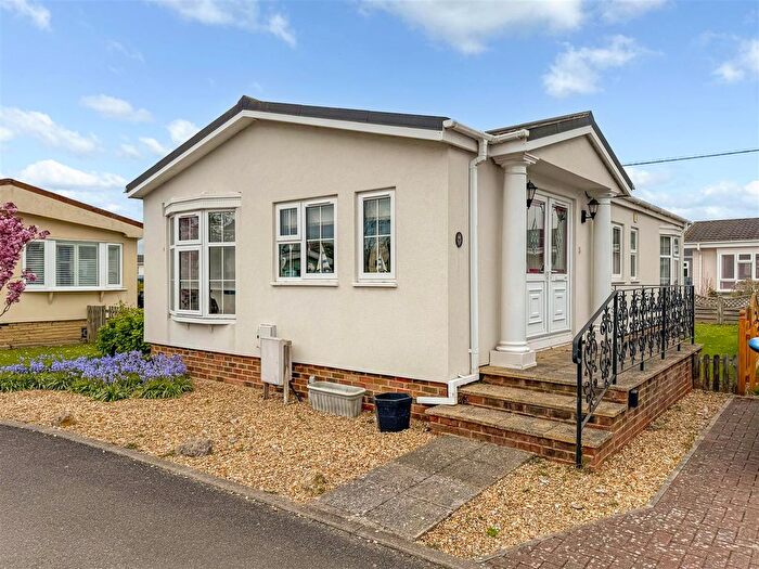 2 Bedroom Mobile/park Home For Sale In Thornlea Park, Littlehampton, BN17