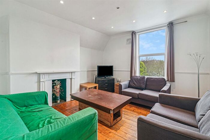 3 Bedroom Flat To Rent In Norwood Road, London, SE24