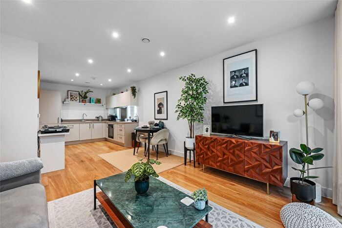 2 Bedroom Flat For Sale In Masons House, Navigators Walk, London, E3