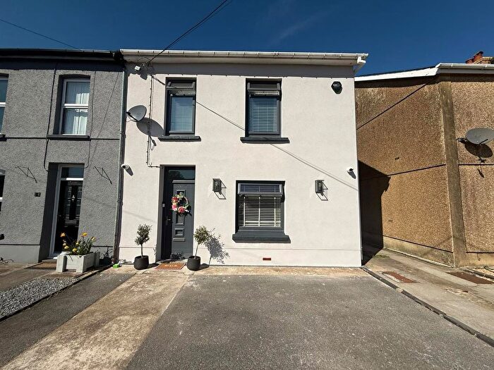 3 Bedroom Semi-Detached House For Sale In Maerdy Road, Ammanford, SA18