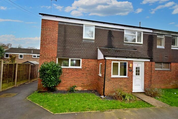 3 Bedroom Property To Rent In Rothbrook Drive, Kennington, TN24