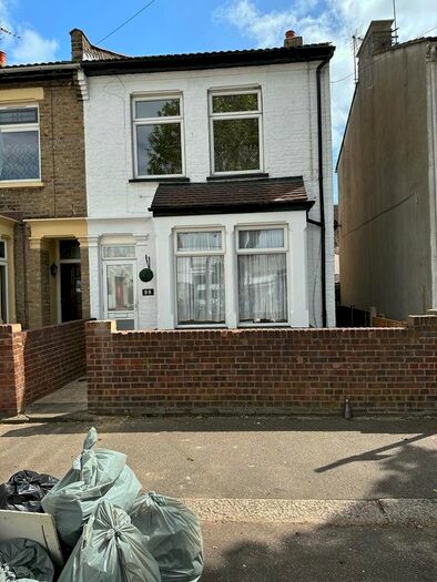 3 Bedroom Semi-Detached House To Rent In St. Anns Road, Southend-On-Sea, SS2