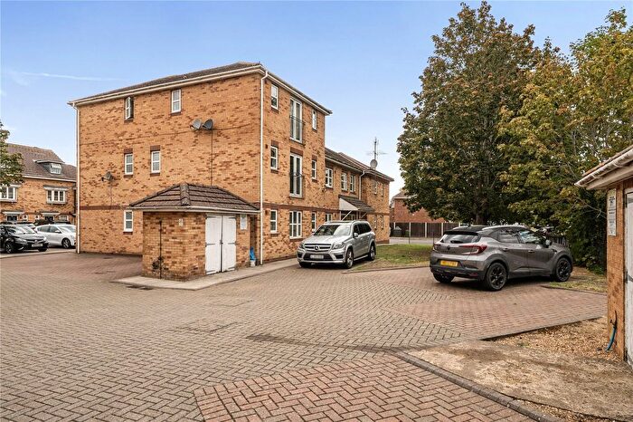 2 Bedroom Flat For Sale In Cannon Gate, Slough, Berkshire, SL2
