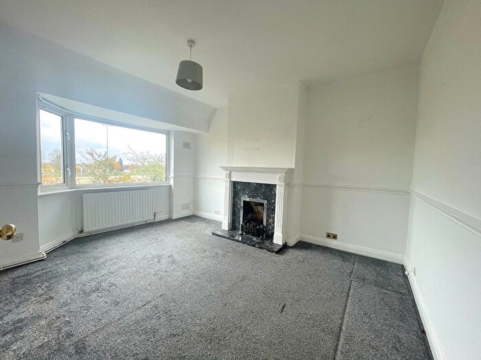 2 Bedroom Maisonette For Sale In Pinewood Avenue, Uxbridge, Greater London, UB8
