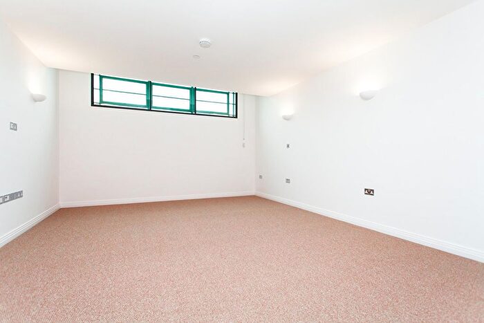 1 Bedroom Flat To Rent In Western Avenue, Perivale, Greenford, UB6