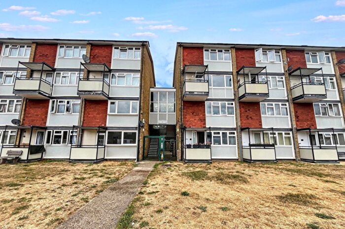 2 Bedroom Flat For Sale In Longheath Gardens, Croydon, CR0