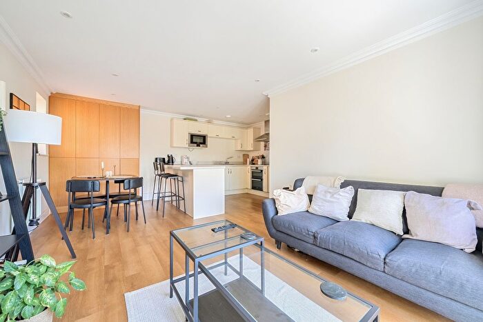2 Bedroom Flat To Rent In Croydon Road, Reigate, RH2