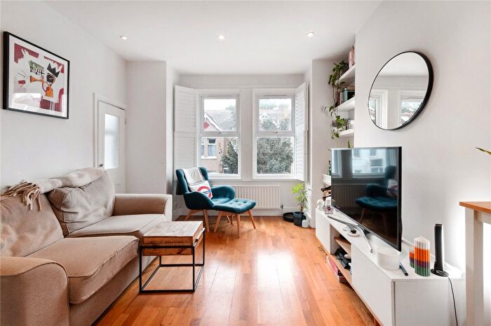 2 Bedroom Flat To Rent In West Gardens, London, SW17