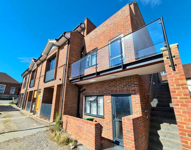 2 Bedroom Flat To Rent In Peacock House, West Wickham, Kent, BR4