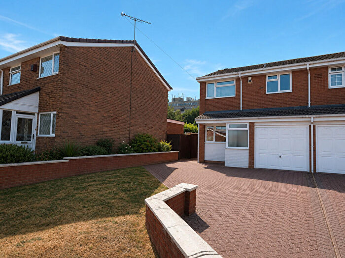 3 Bedroom End Of Terrace House For Sale In Kings Gardens, Bedworth, CV12