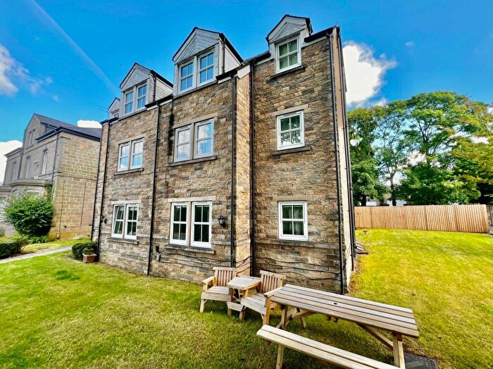 2 Bedroom Flat To Rent In Spen Lane, Leeds, West Yorkshire, LS16