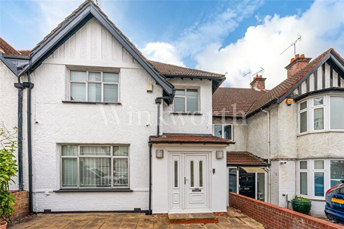 4 Bedroom Semi-Detached House For Sale In Wentworth Road, London, NW11