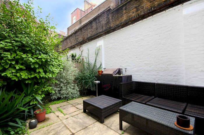 2 Bedroom Maisonette To Rent In Three Cups Yard, Bloomsbury, London, WC1R