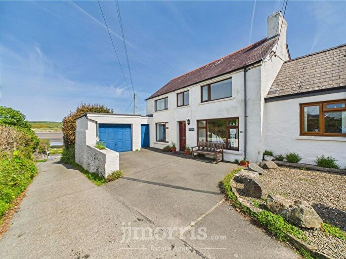 4 Bedroom Semi-Detached House For Sale In Feidr Brenin, Newport, SA42