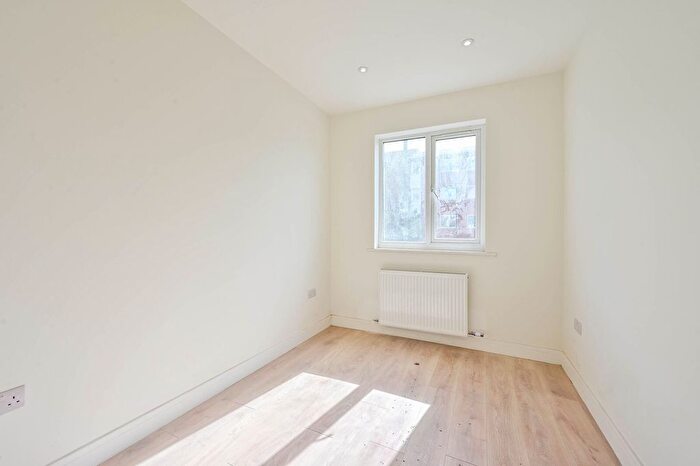 4 Bedroom Flat To Rent In Kingston Road, Raynes Park, London, SW20