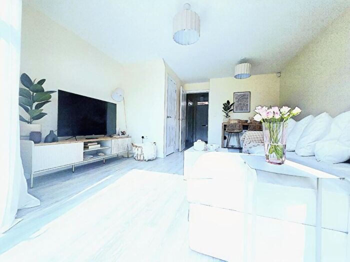 2 Bedroom Semi-Detached House To Rent In Nightingale Close, Hardwicke, GL2