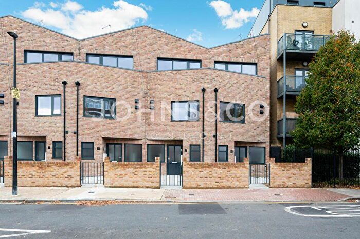 3 Bedroom Town House To Rent In Burgess Street, Wharfside Mews, London, E14