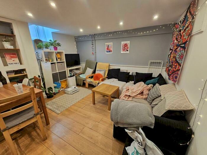 4 Bedroom Terraced House To Rent In John Street, Hyde Park, Leeds, LS6