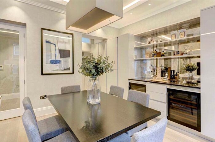 3 Bedroom Flat To Rent In Montagu Square, South Marylebone, W1H