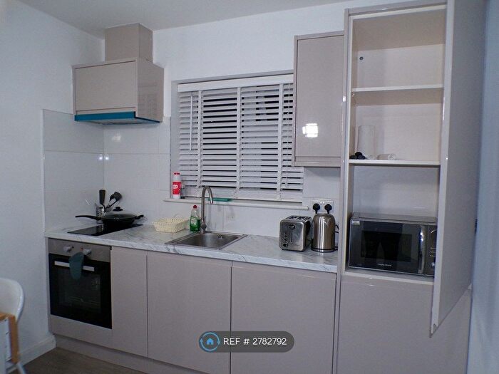 Studio To Rent In Back Lane, Romford, RM6
