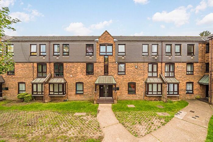 1 Bedroom Flat For Sale In Stanley Road, Hounslow, TW3