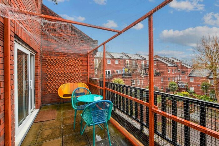 2 Bedroom Flat For Sale In Gladstone Road, London, W4