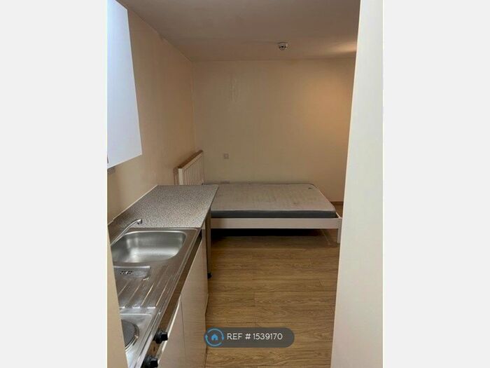 Studio To Rent In Hendon Way, London, NW2